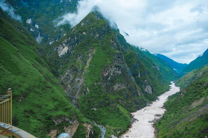 青山绿水峡谷风光虎跳峡