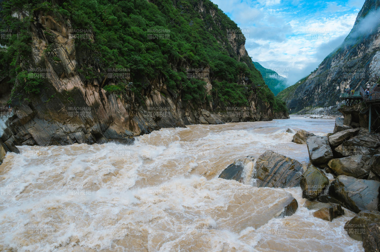 激流奔腾峡谷间虎跳峡