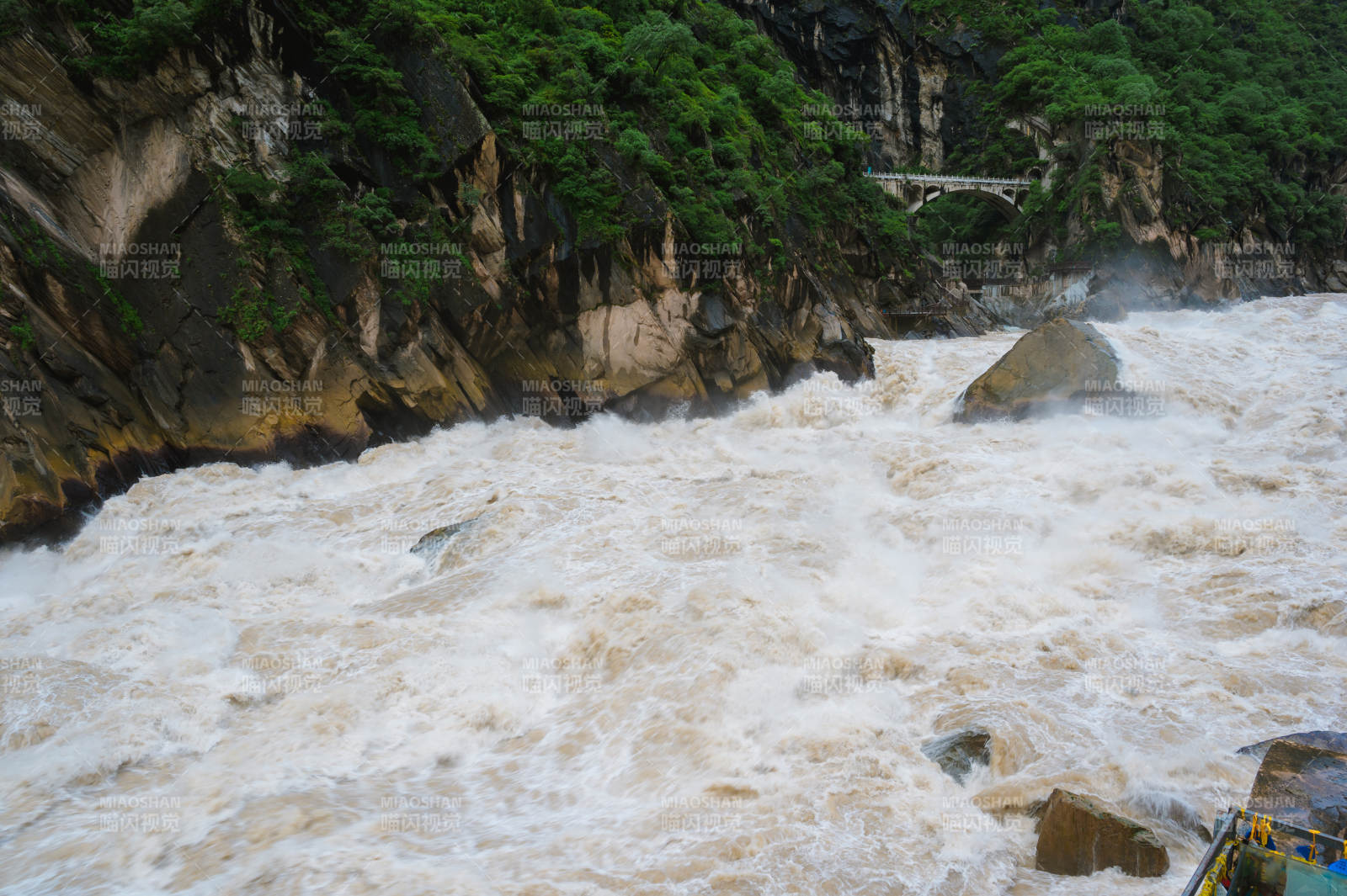 激流奔腾峡谷间虎跳峡