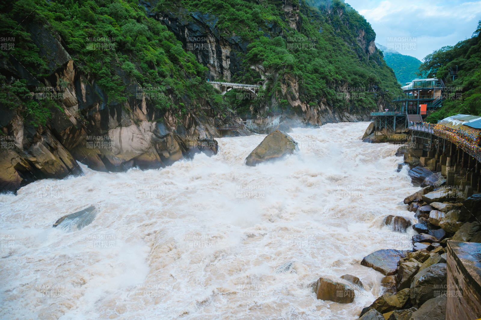 激流峡谷风光虎跳峡