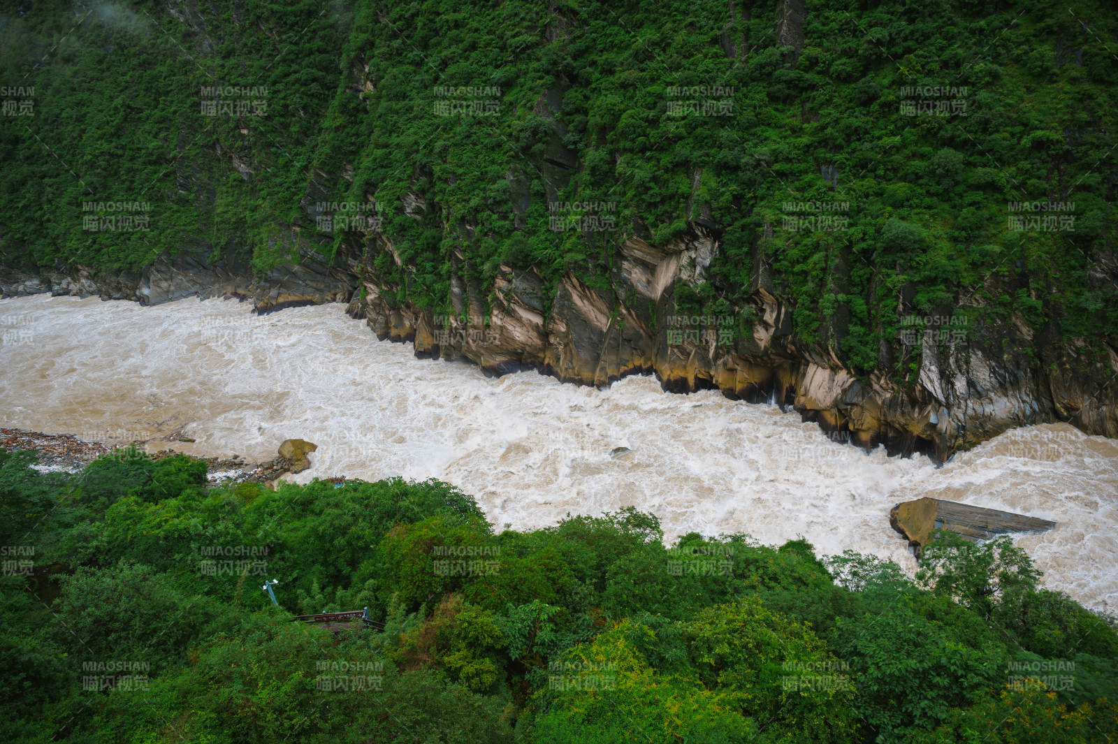 激流穿林 山势险峻虎跳峡