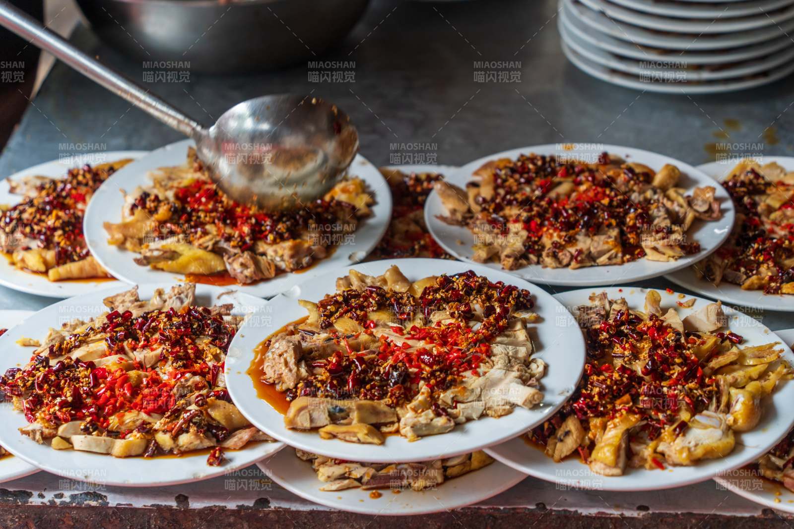 美味辣味菜肴摆盘