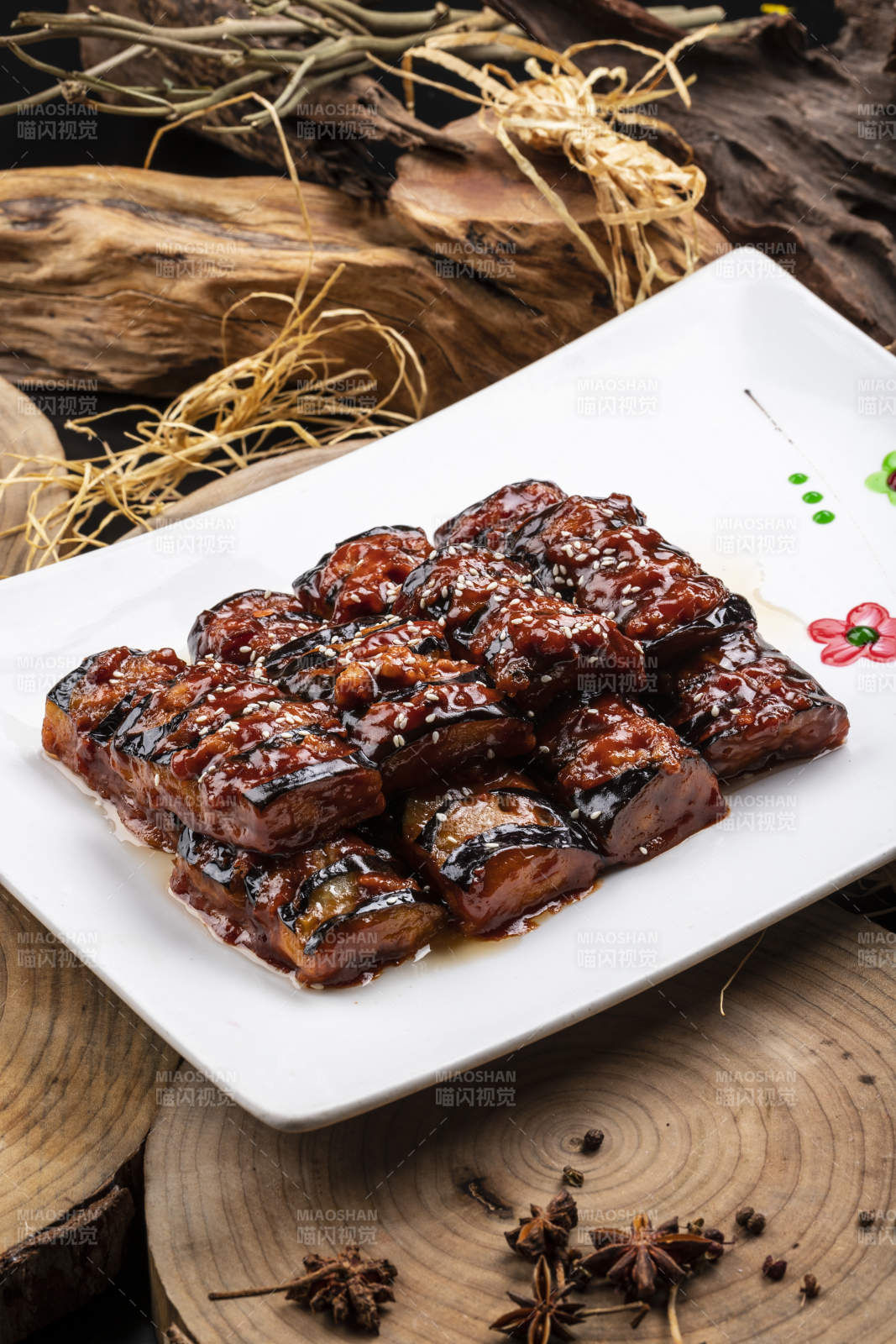 油煎肉末醬茄子擺放在樟木砧板上