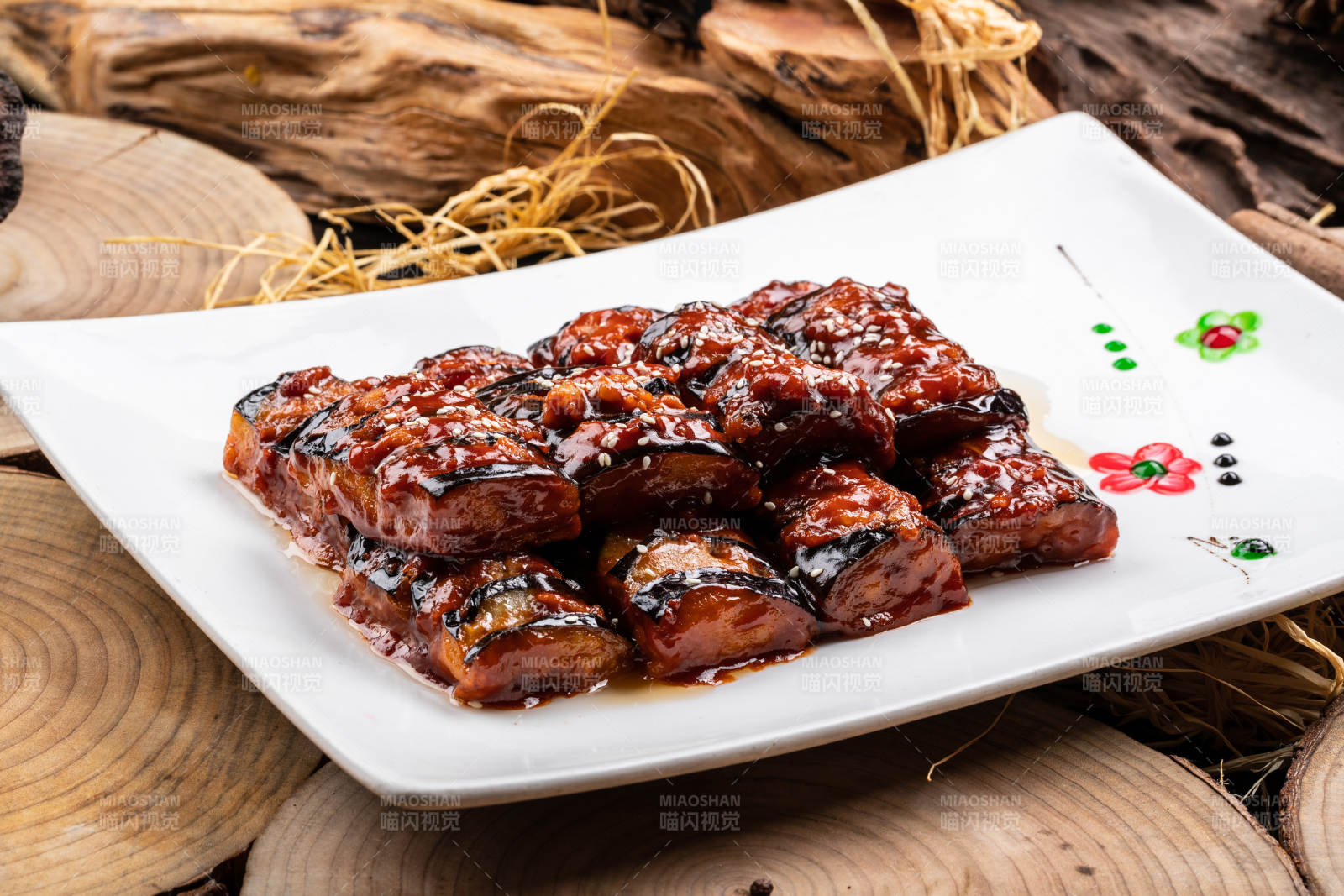 油煎肉末醬茄子擺放在樟木砧板上