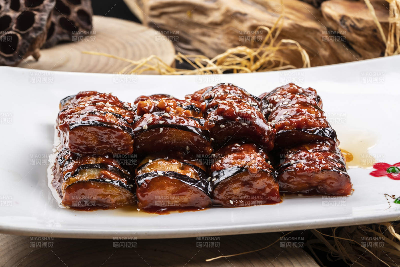 油煎肉末醬茄子擺放在樟木砧板上