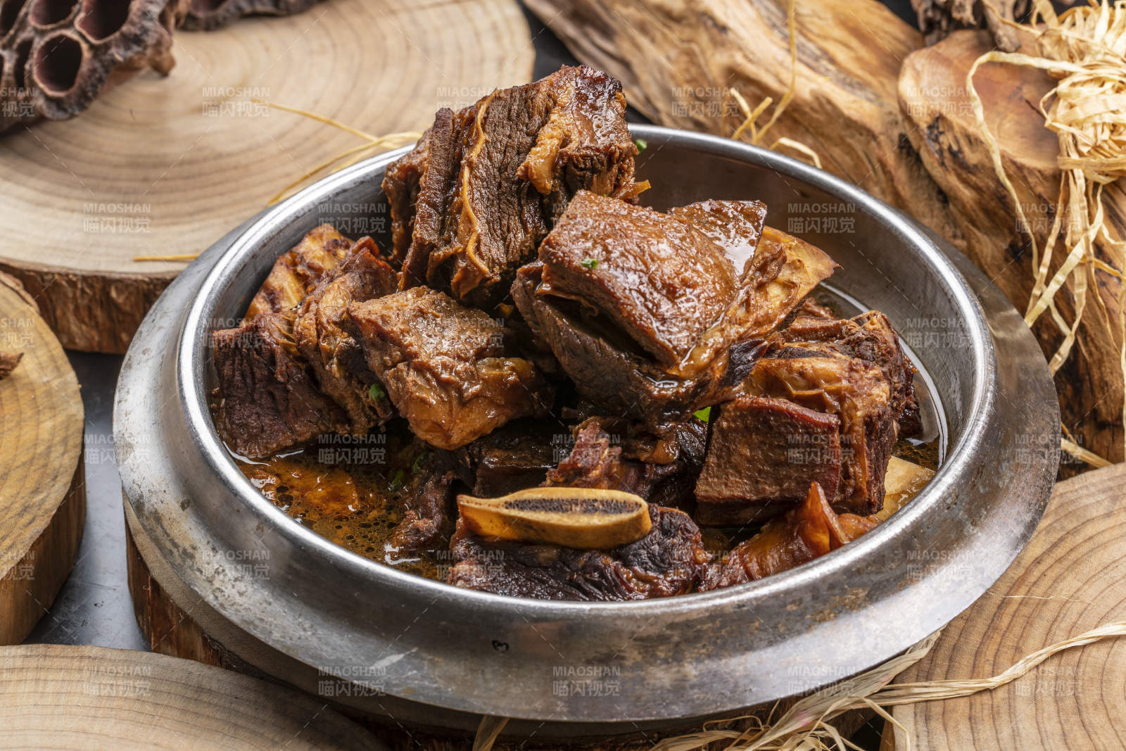 鐵鍋裝的鍋仔醬香肋排擺放在樟木砧板上