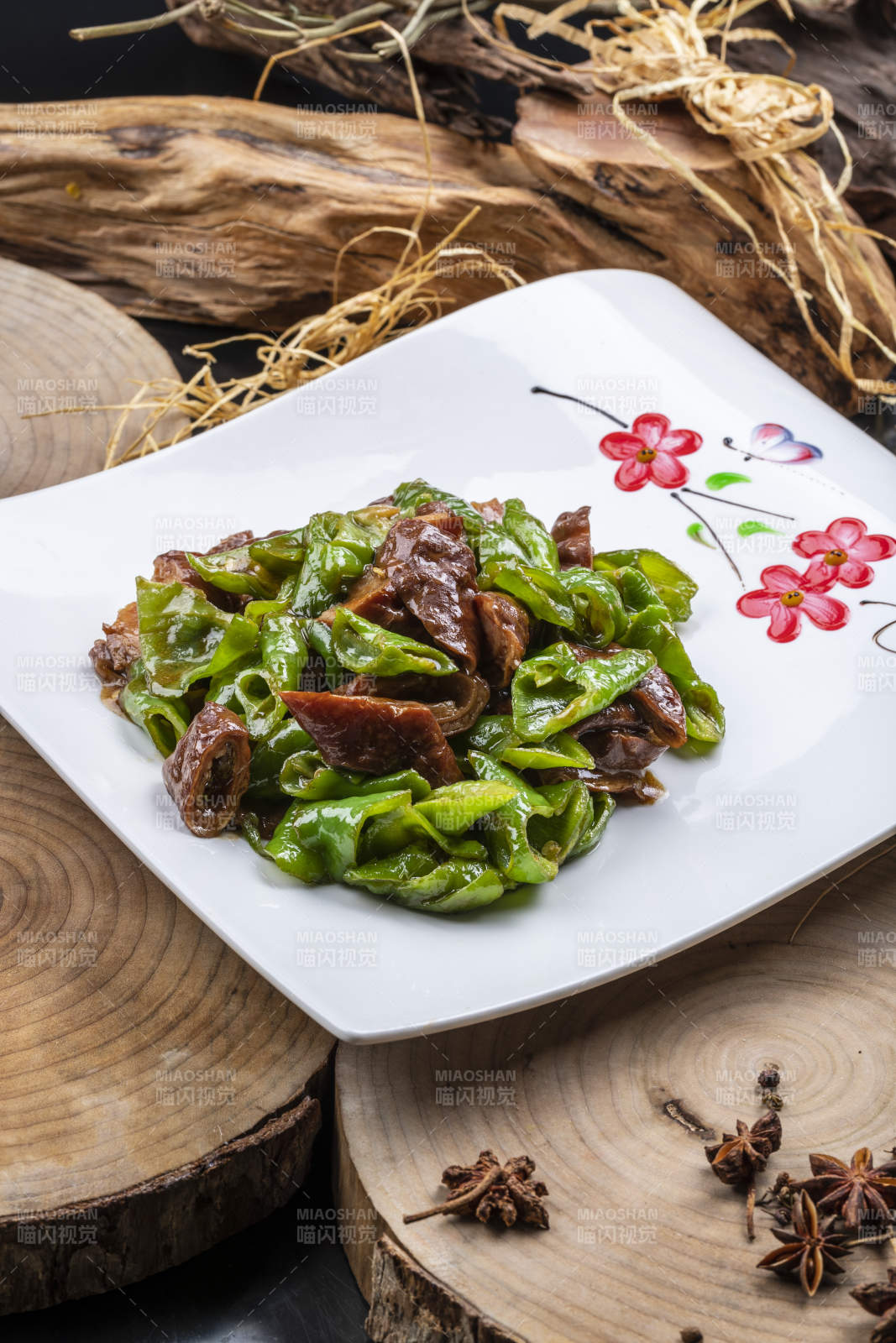 尖椒燒肥腸擺放在樟木砧板上