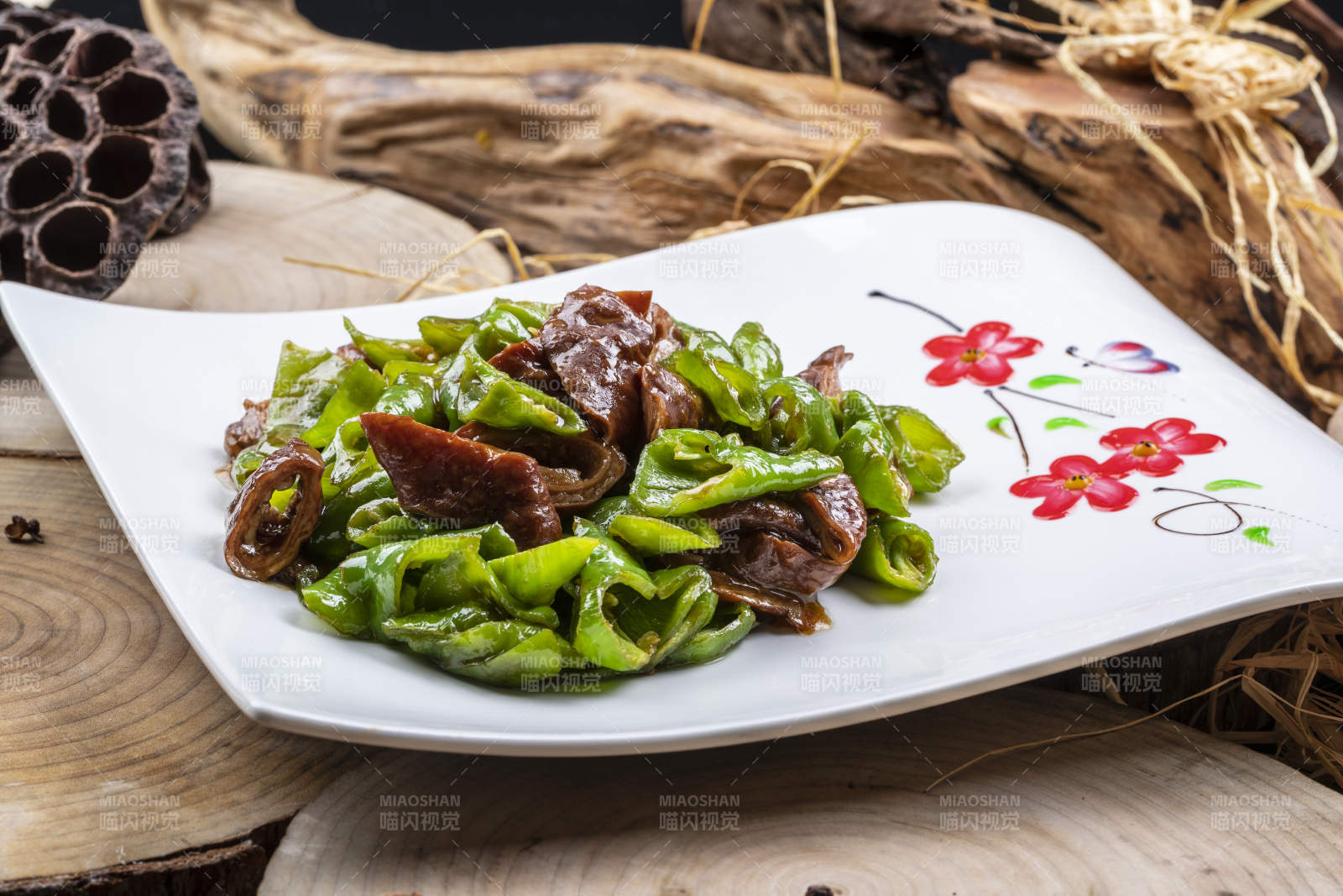 尖椒燒肥腸擺放在樟木砧板上