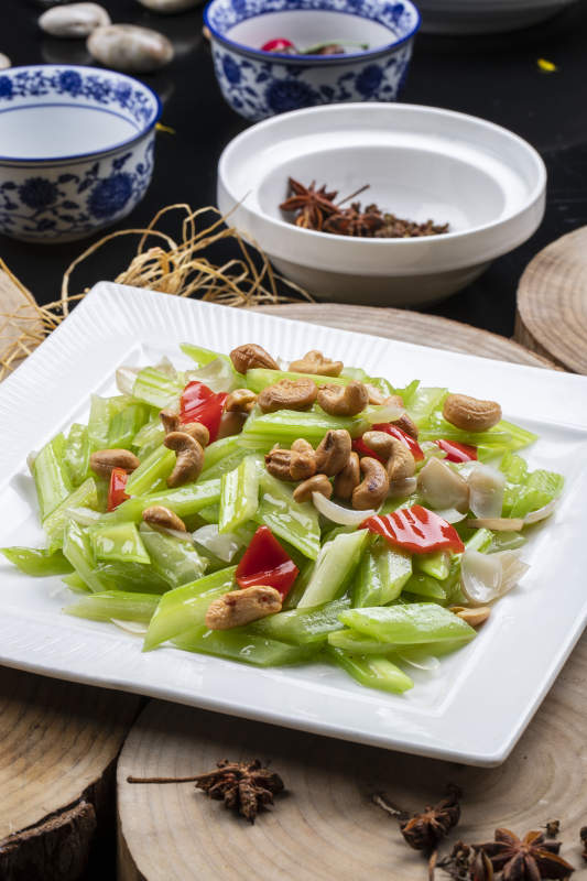 白瓷盘装的腰果百合烩西芹