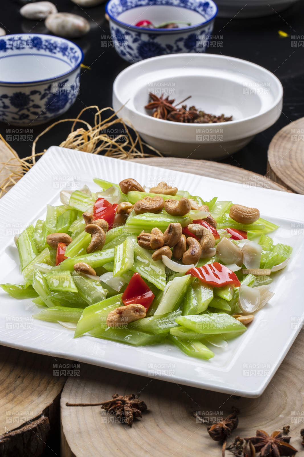 白瓷盘装的腰果百合烩西芹