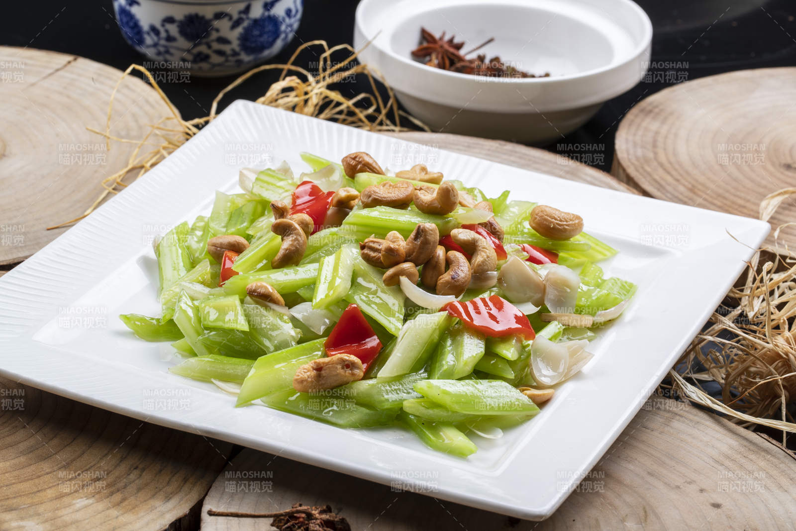白瓷盤裝的腰果百合燴西芹