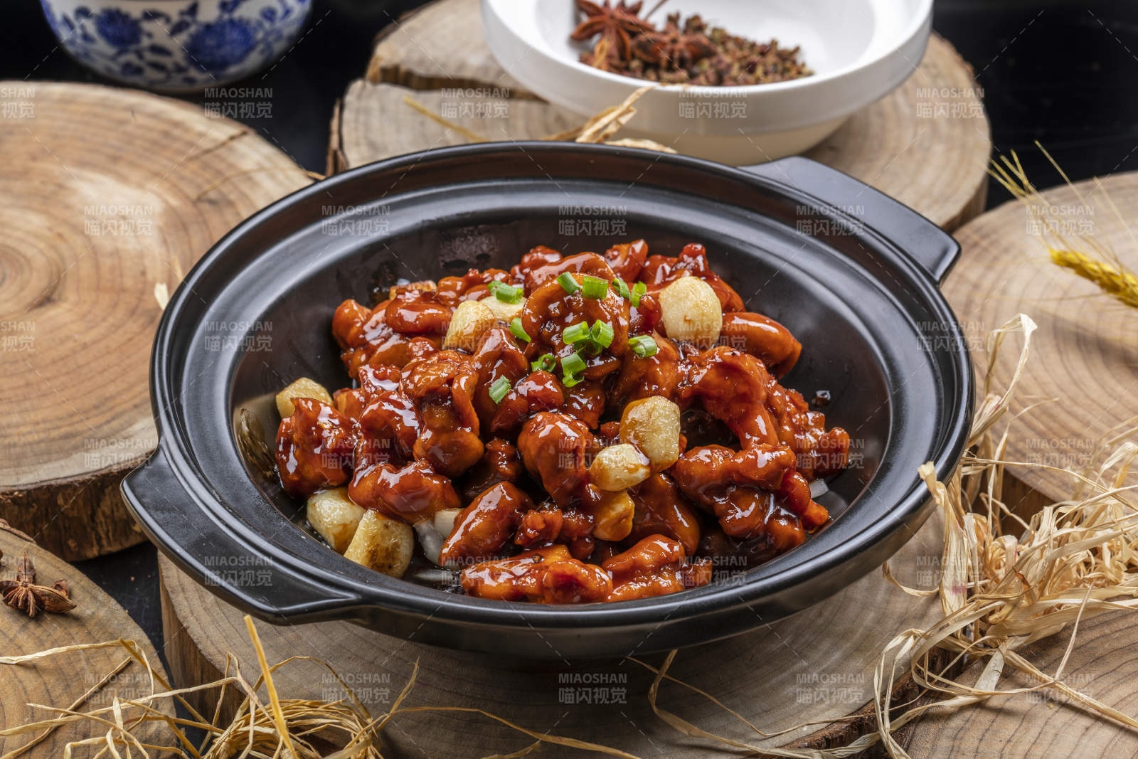 紅燜鍋?zhàn)兴庀汶u擺放在樟木砧板上