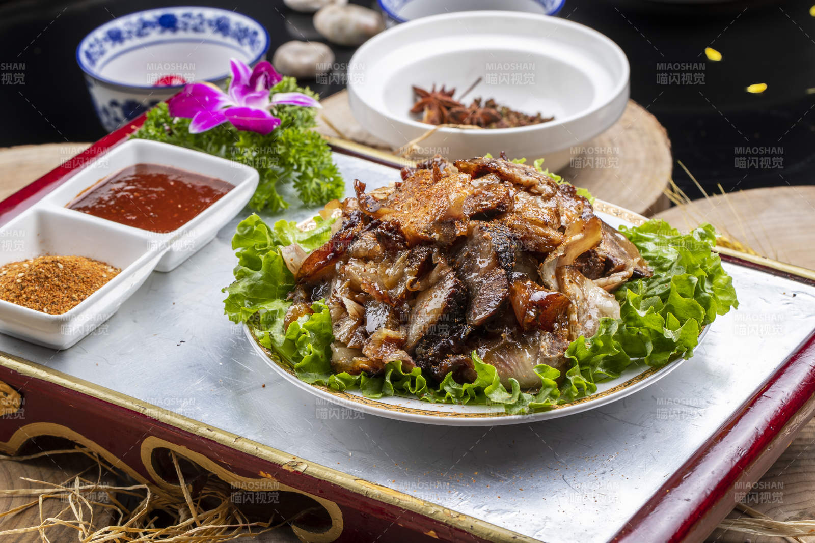 紅漆木板裝的分切全羊肉擺放在樟木砧板上