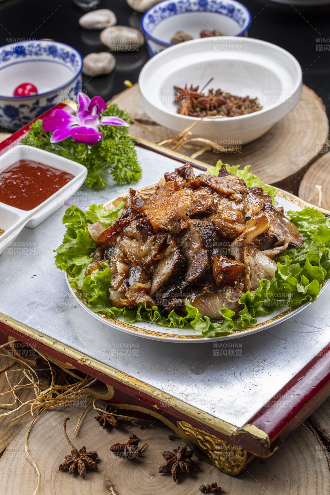 紅漆木板裝的分切全羊肉擺放在樟木砧板上