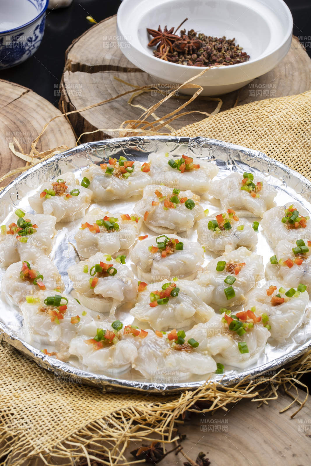 酒香鐵板大蝦球擺放在樟木砧板上