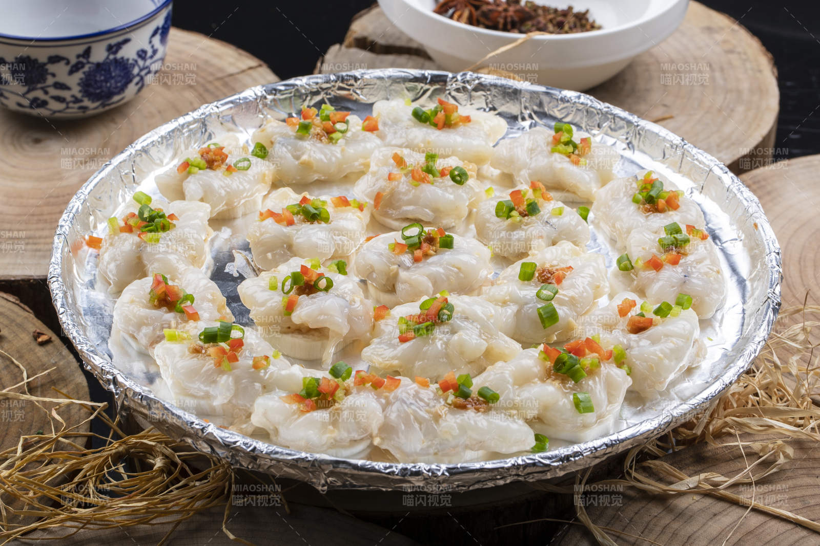 酒香鐵板大蝦球擺放在樟木砧板上