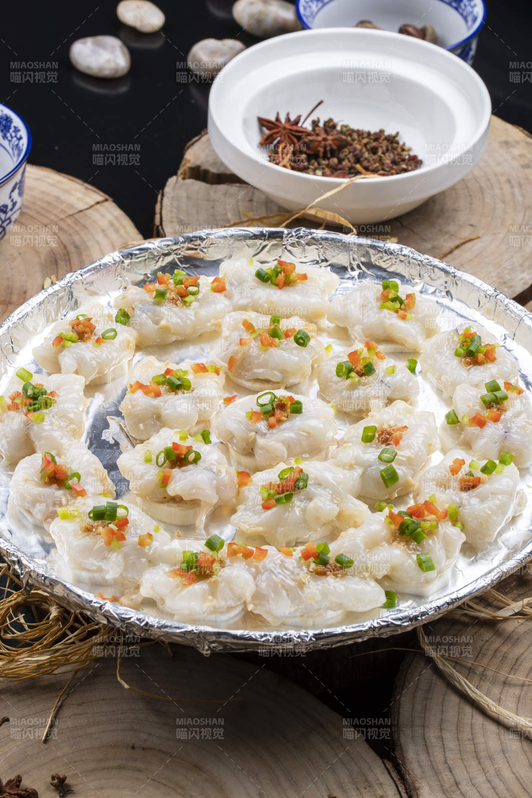 酒香鐵板大蝦球擺放在樟木砧板上