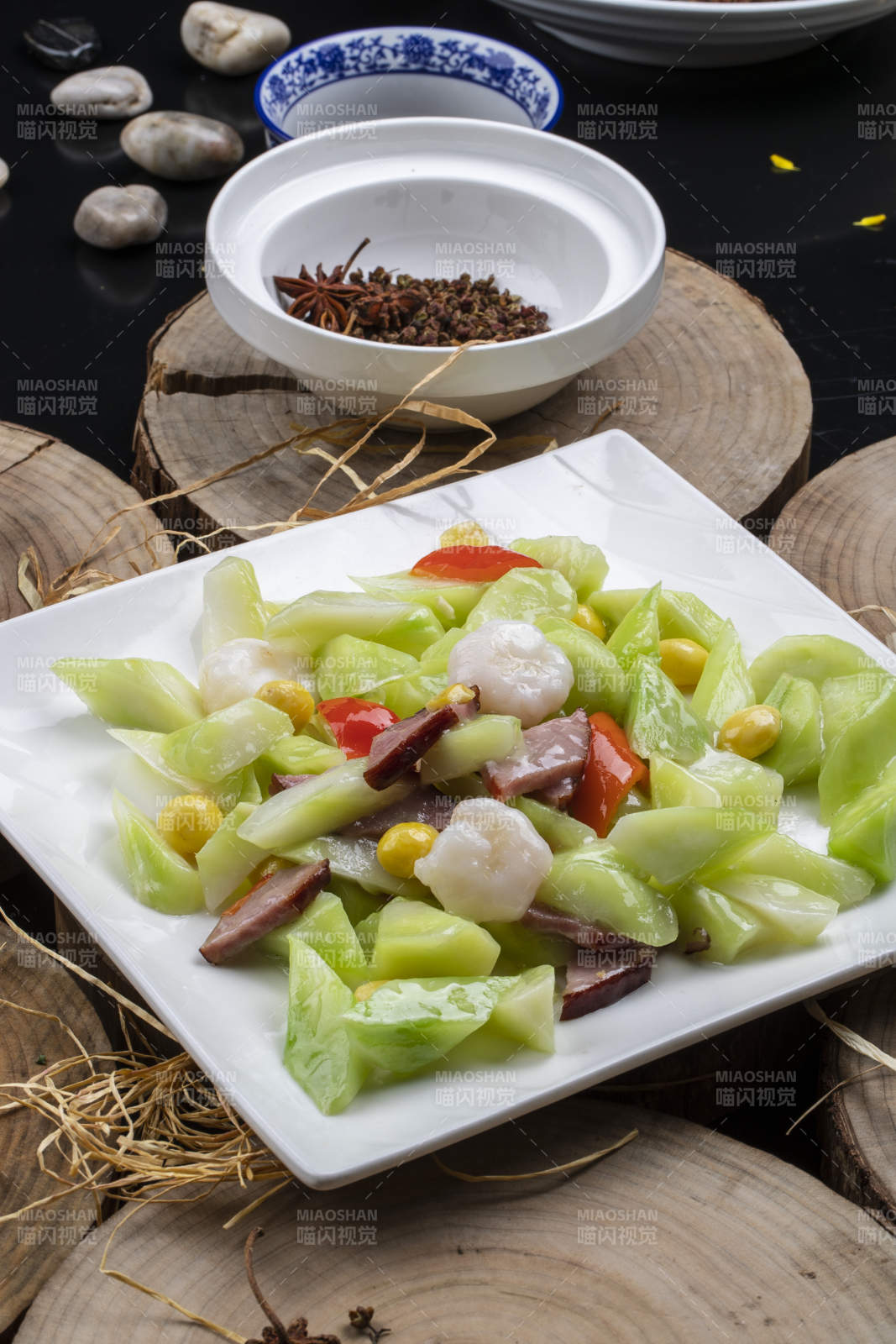 銀杏彩椒絲瓜燴臘肉大蝦仁