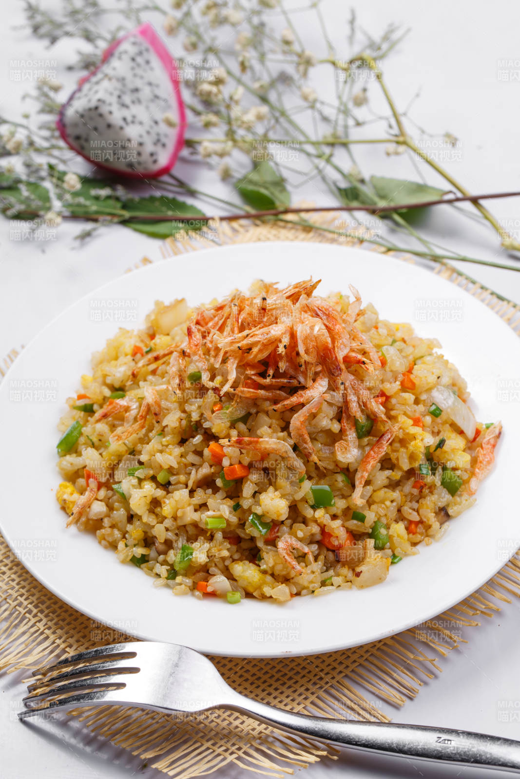 鐵板蝦干蛋炒飯擺放在草墊上