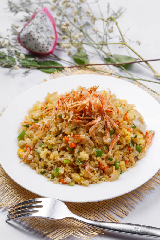 铁板虾干蛋炒饭摆放在草垫上