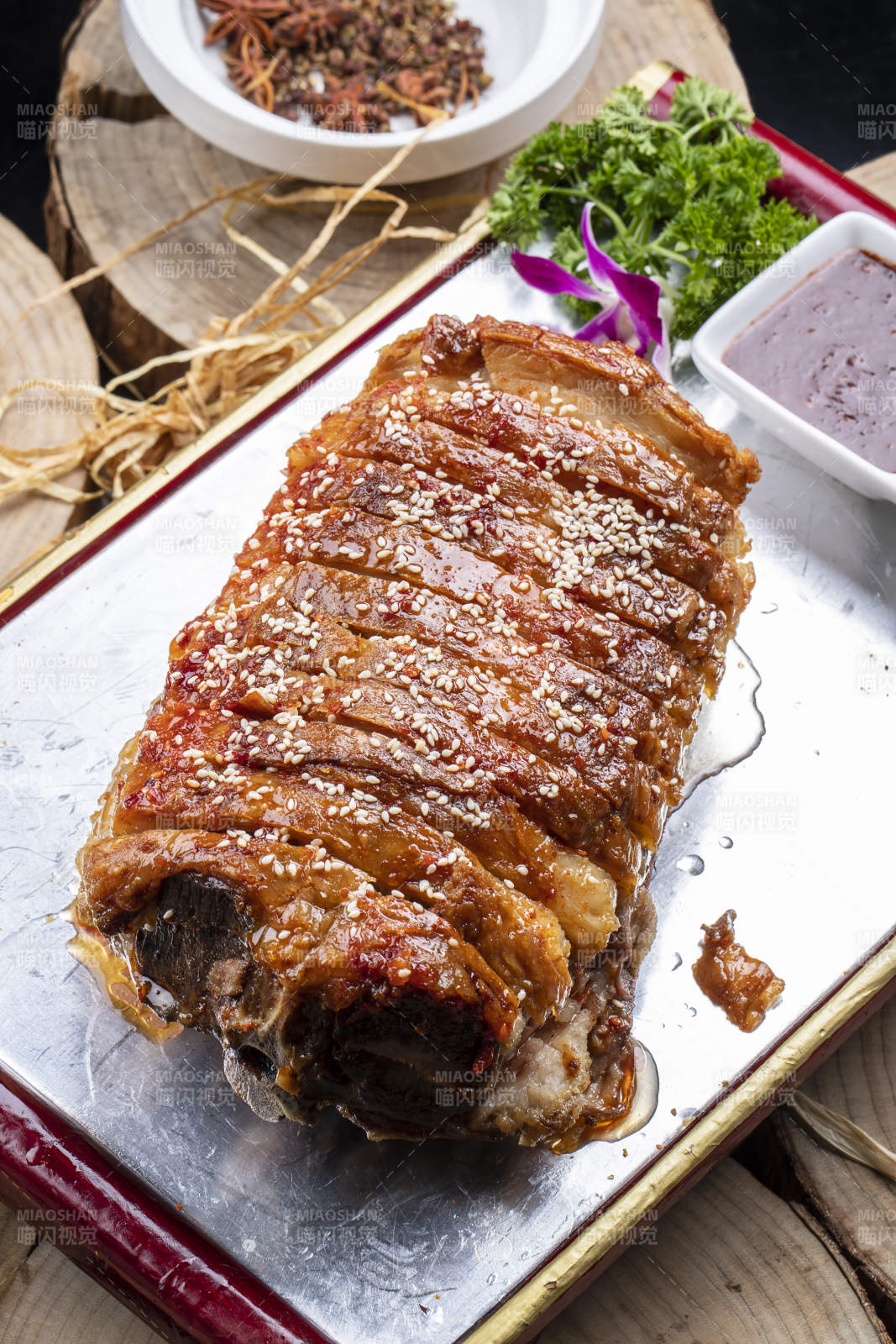 紅漆木盤裝的蒙古烤羊背擺放在樟木砧板上