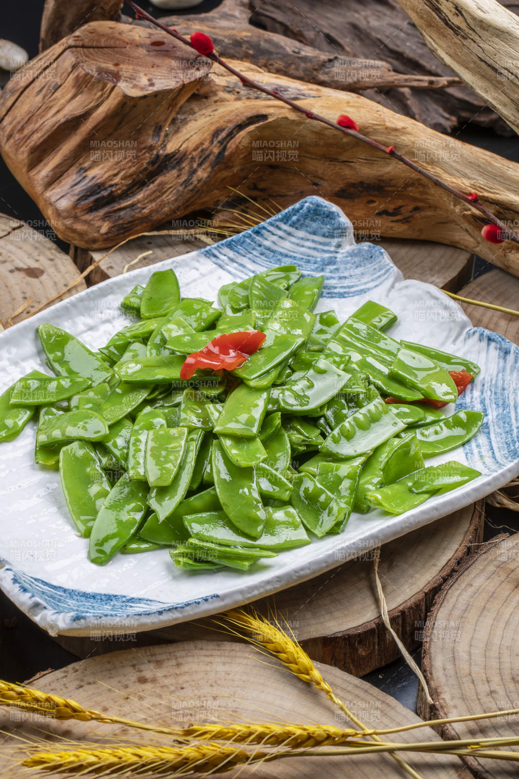 元瓷盤裝的清炒時蔬蒜粒荷蘭豆