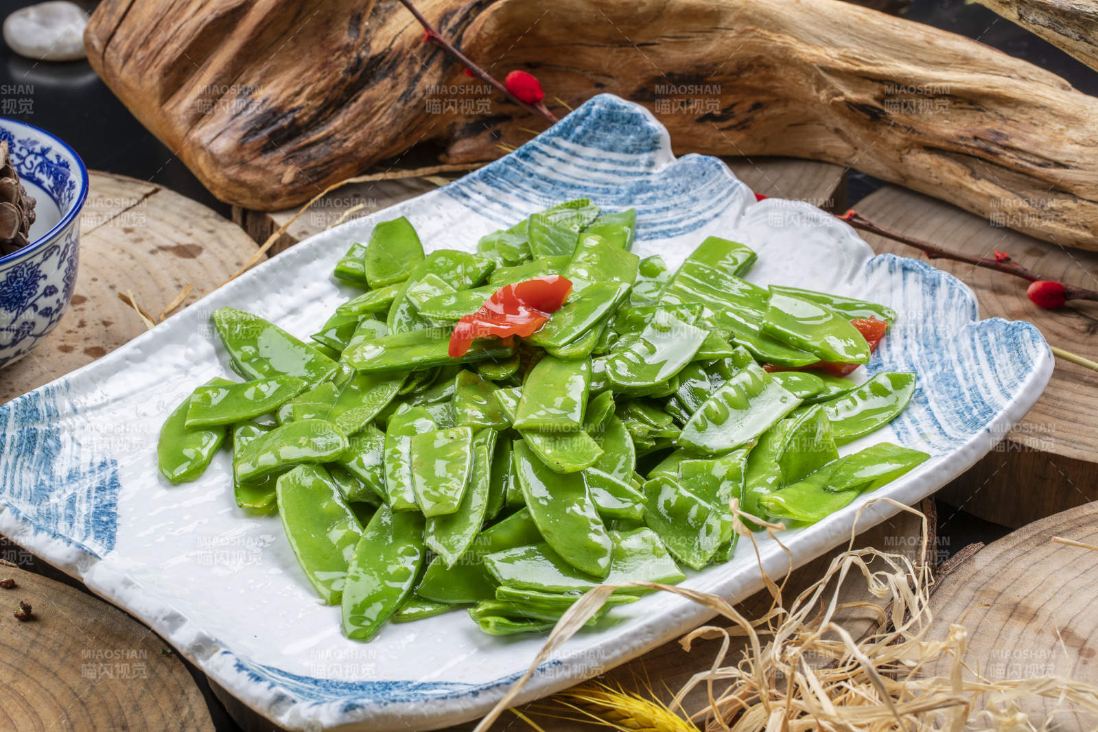 元瓷盤裝的清炒時蔬蒜粒荷蘭豆