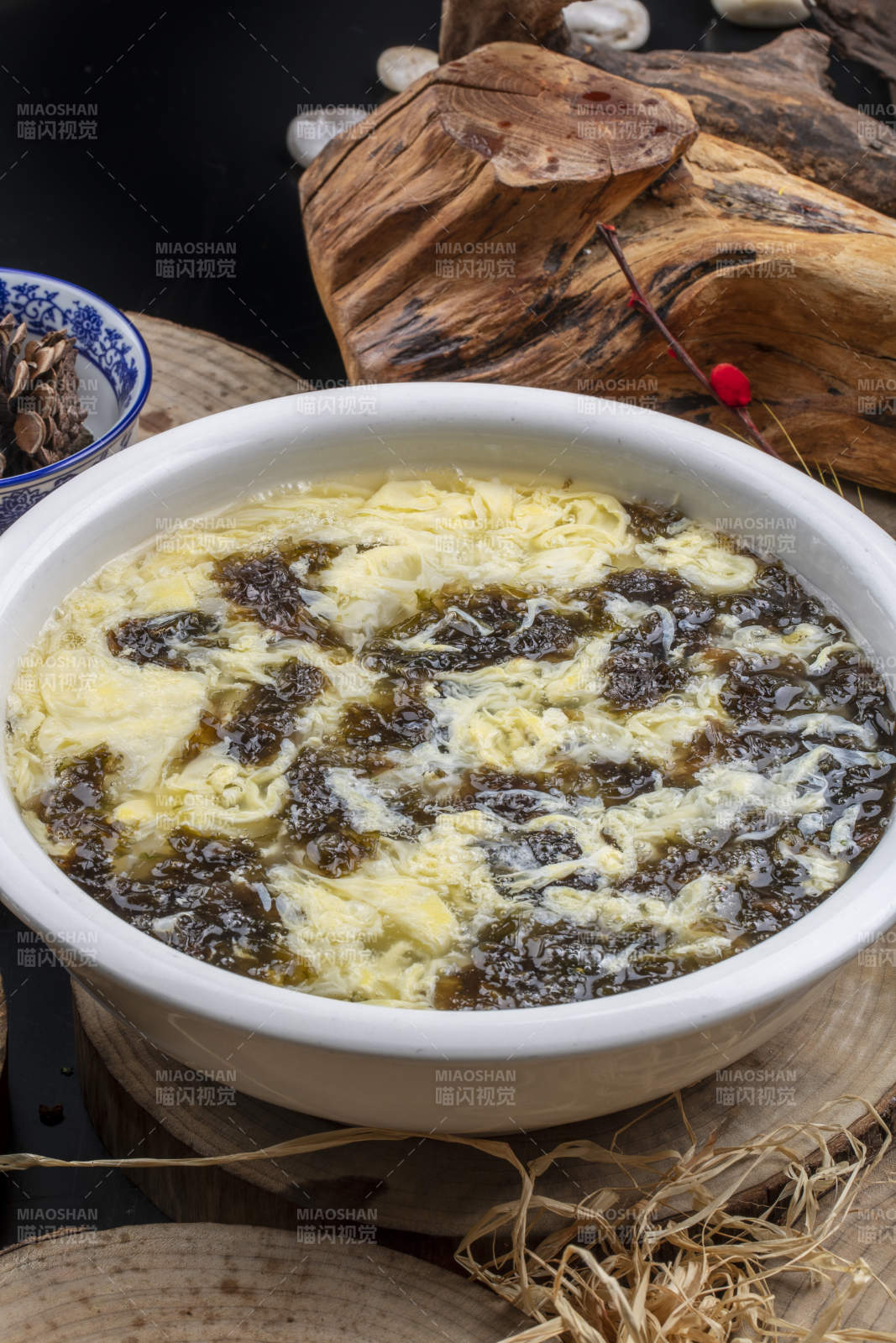 白瓷盆装的紫菜鸡蛋汤