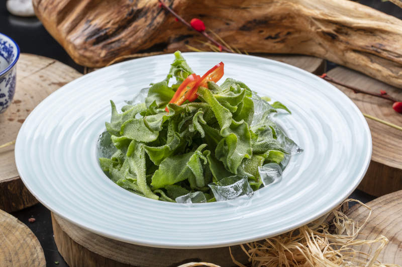 青瓷盘装的冰镇穿心莲