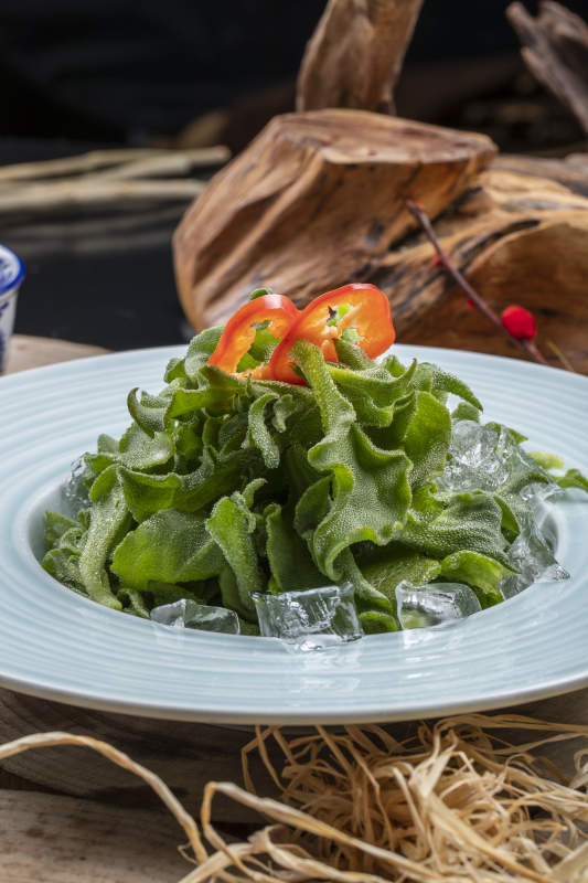 青瓷盘装的冰镇穿心莲