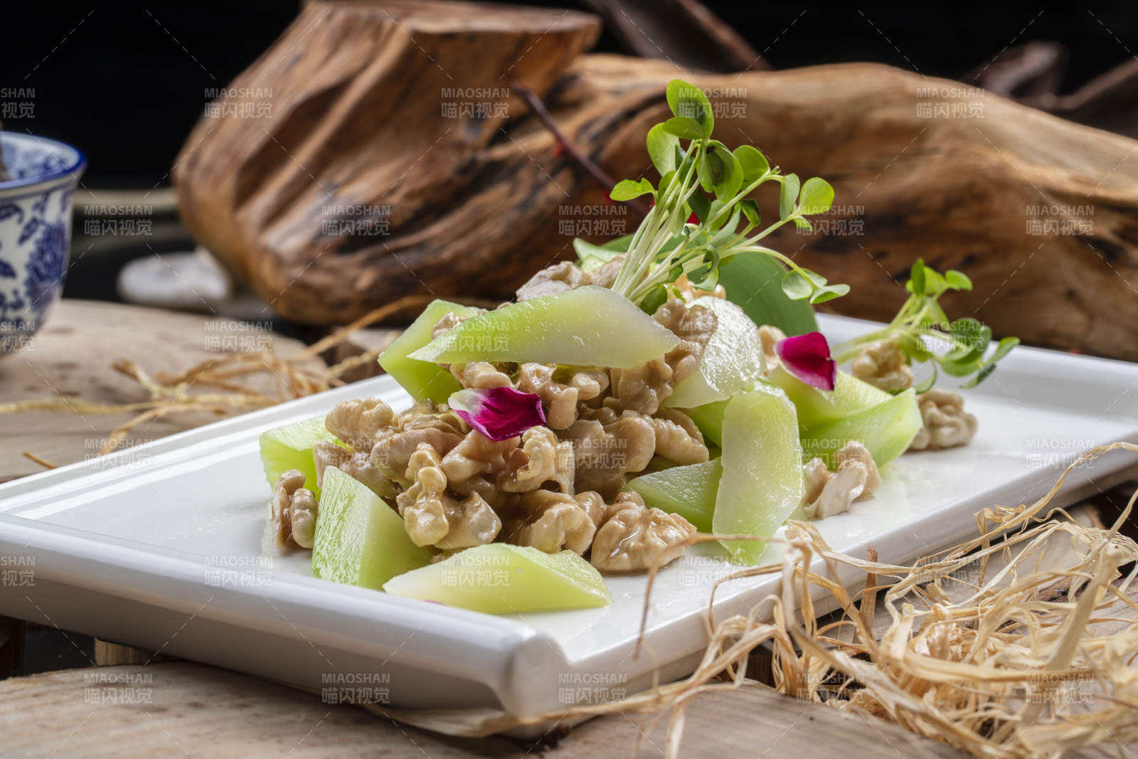 白瓷盘装的西芹鲜桃仁