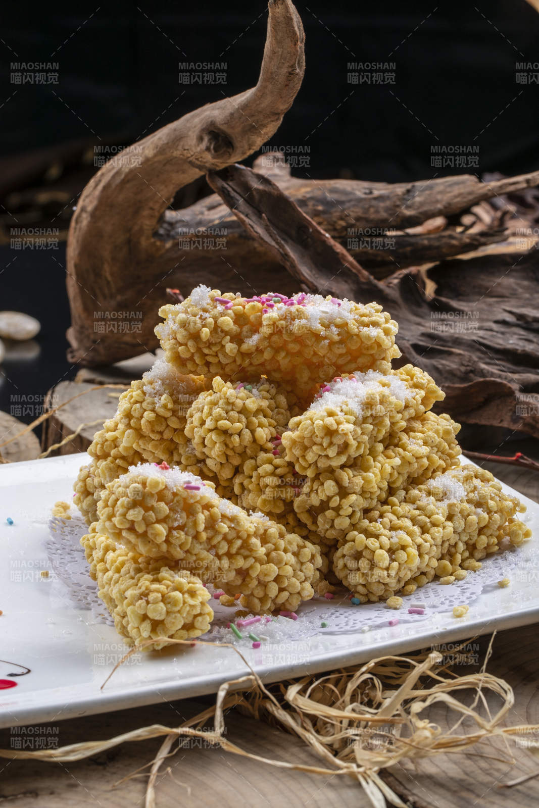 白色瓷盘装的燕麦芝士红薯条