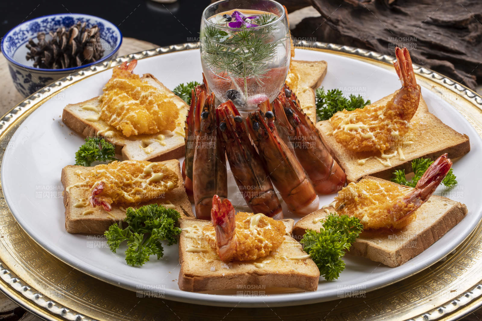 白色瓷盘装的天妇罗炸虾