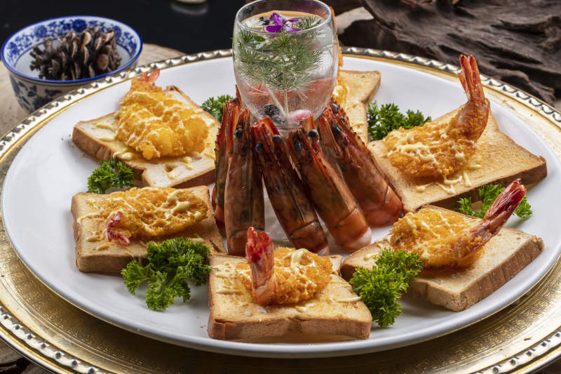 白色瓷盘装的天妇罗炸虾