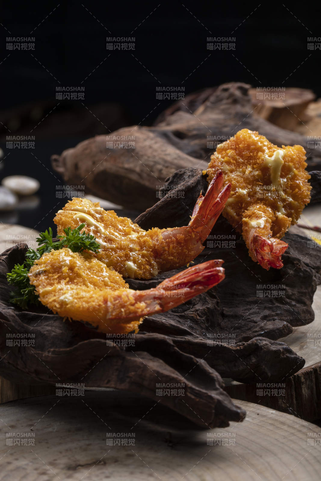 崖柏根上的香炸鳳尾蝦