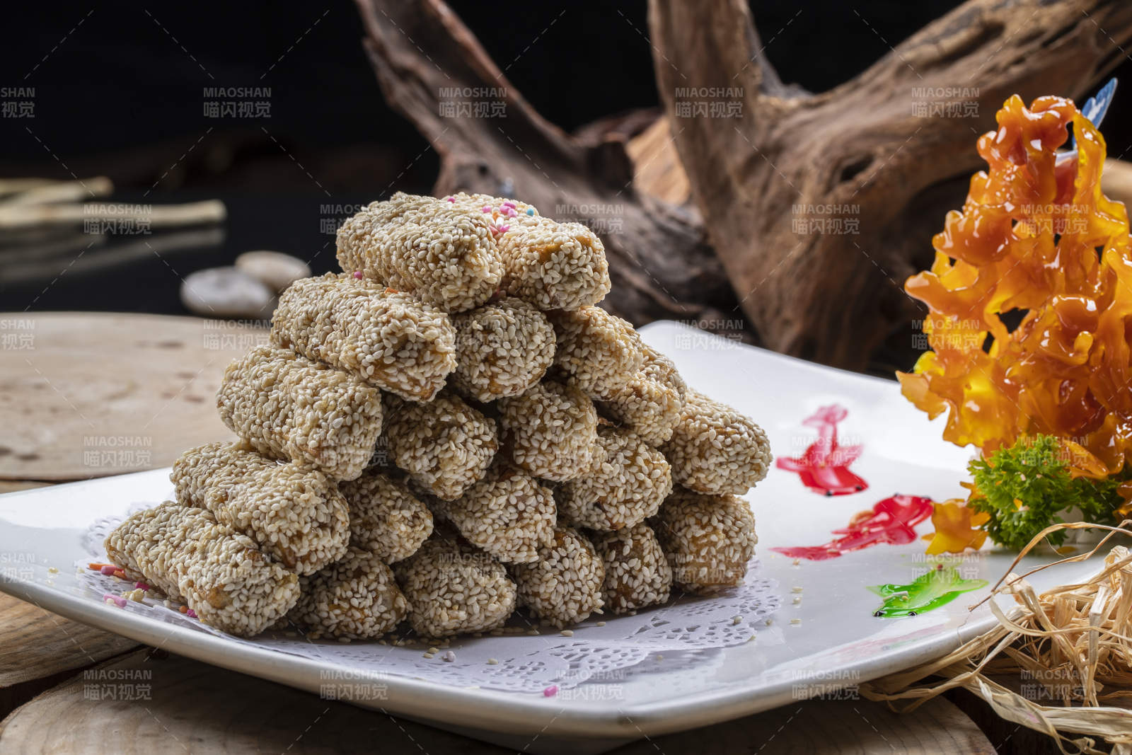 白瓷盤裝的甜口油炸麻仁芋頭