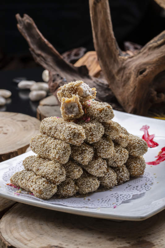 白瓷盘装的甜口油炸麻仁芋头