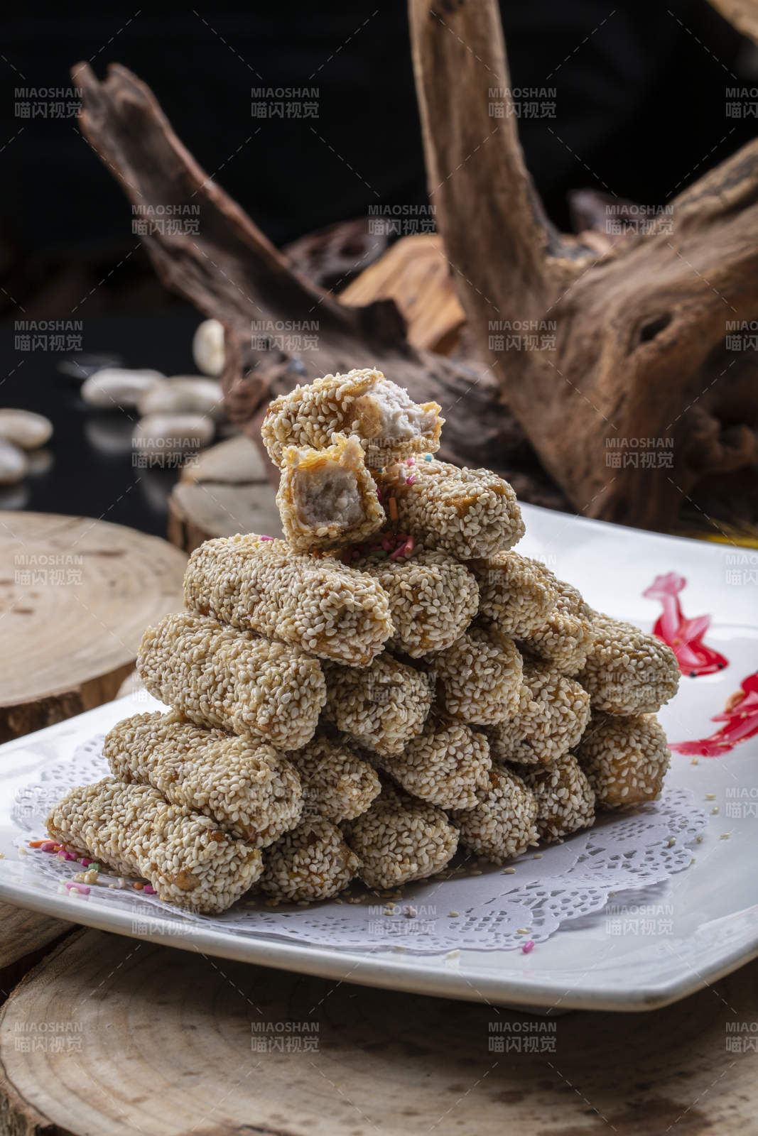 白瓷盤裝的甜口油炸麻仁芋頭