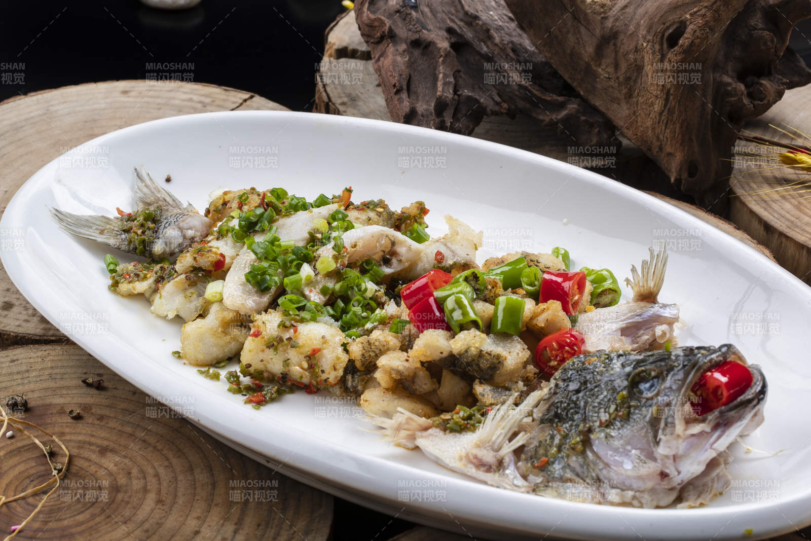 白色瓷盤裝的藤椒麻辣鮮桂魚