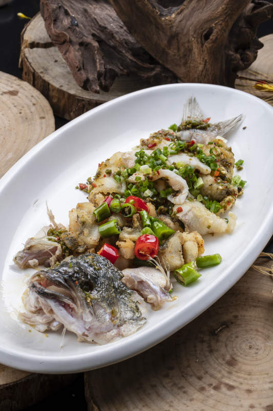 白色瓷盤裝的藤椒麻辣鮮桂魚