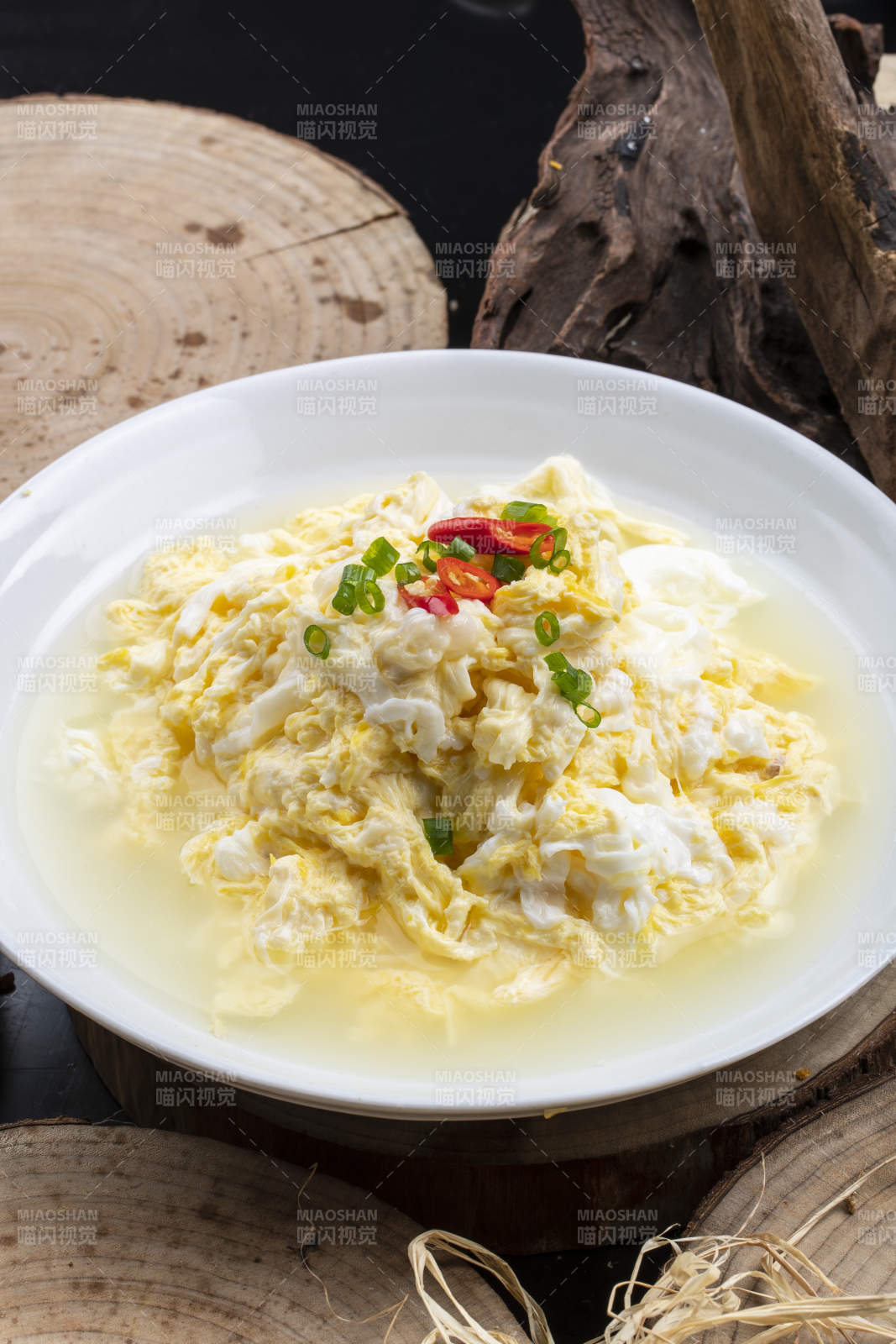 白色瓷盘装的泉水炒鸡蛋