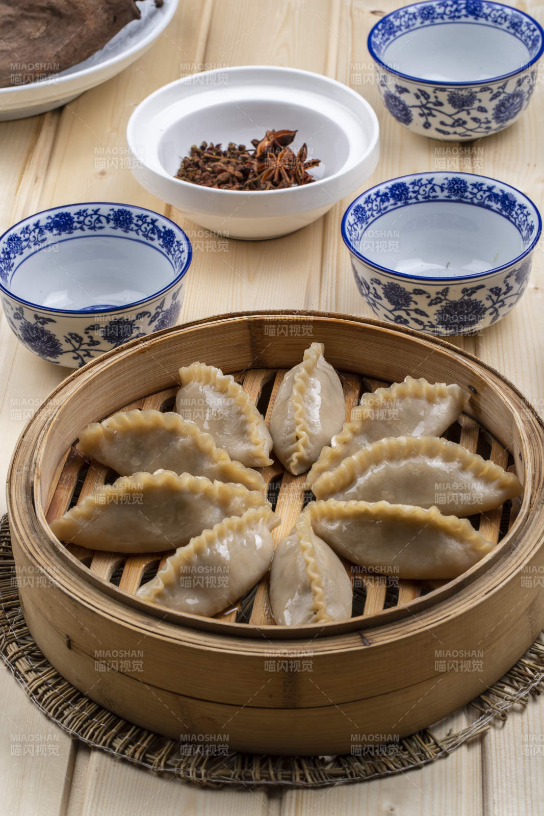 笼屉装的坝上张垣美食莜面蒸饺子