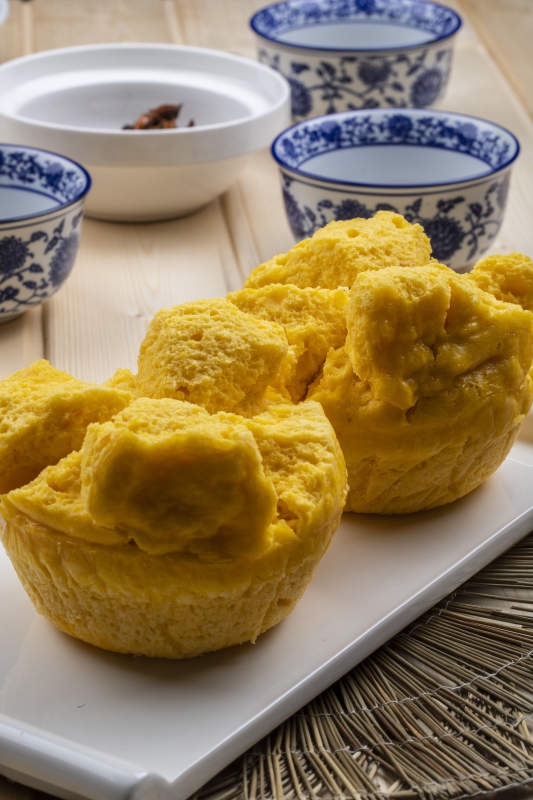 白色瓷盘装的开花黄馍馍