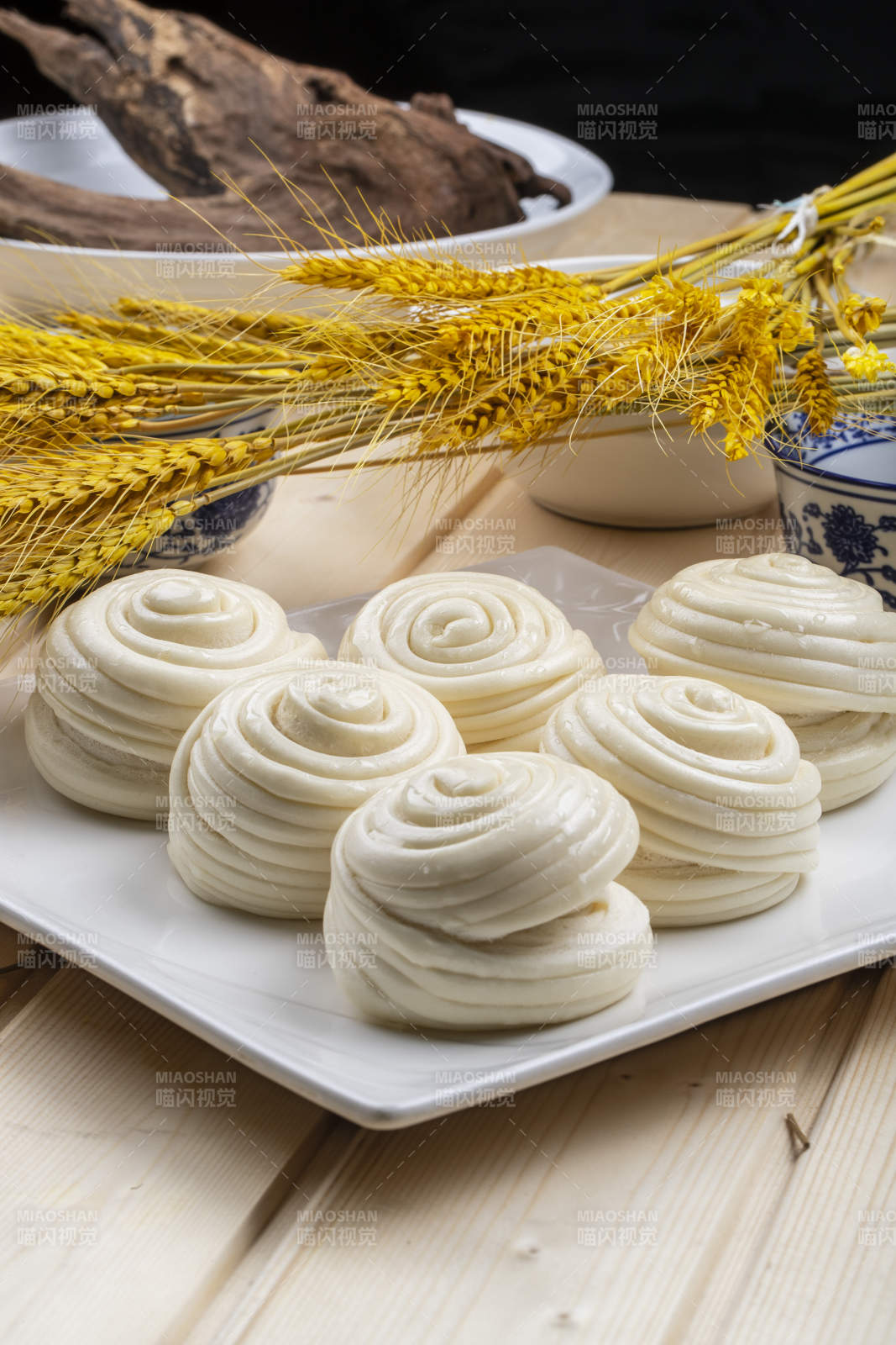 白瓷盤裝的白面蒸花卷