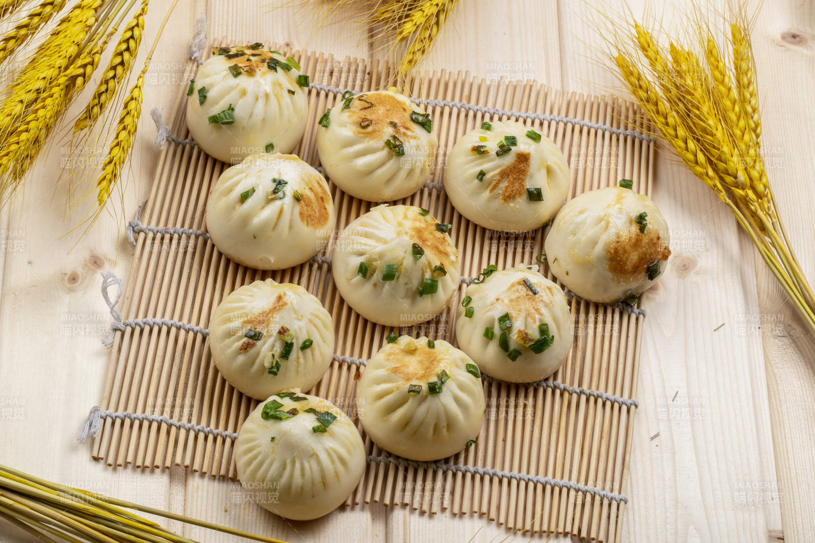 寿司帘上的的美味生煎包