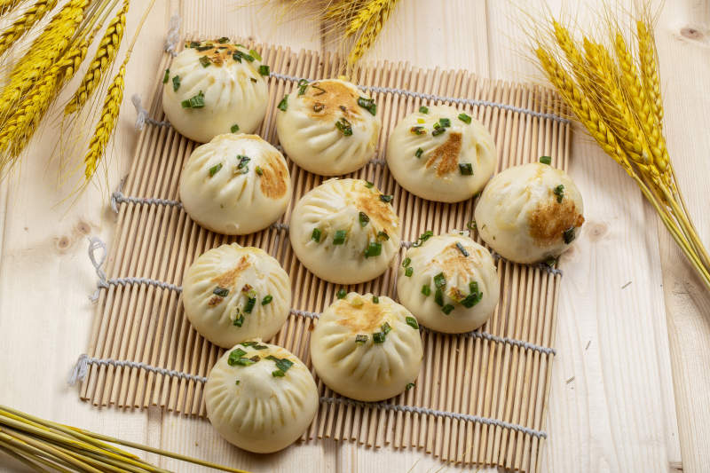 寿司帘上的的美味生煎包