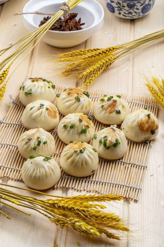 寿司帘上的的美味生煎包