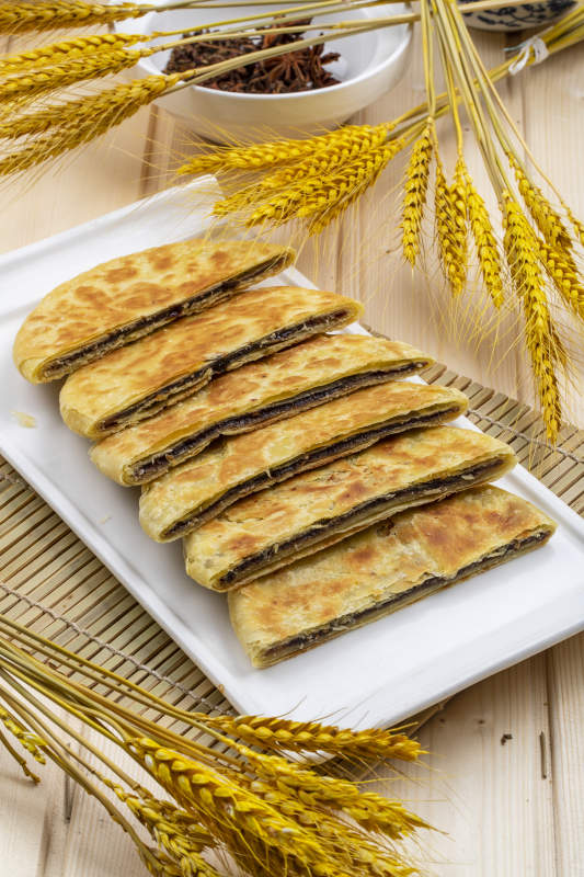 白色瓷盘装美味唐酥饼