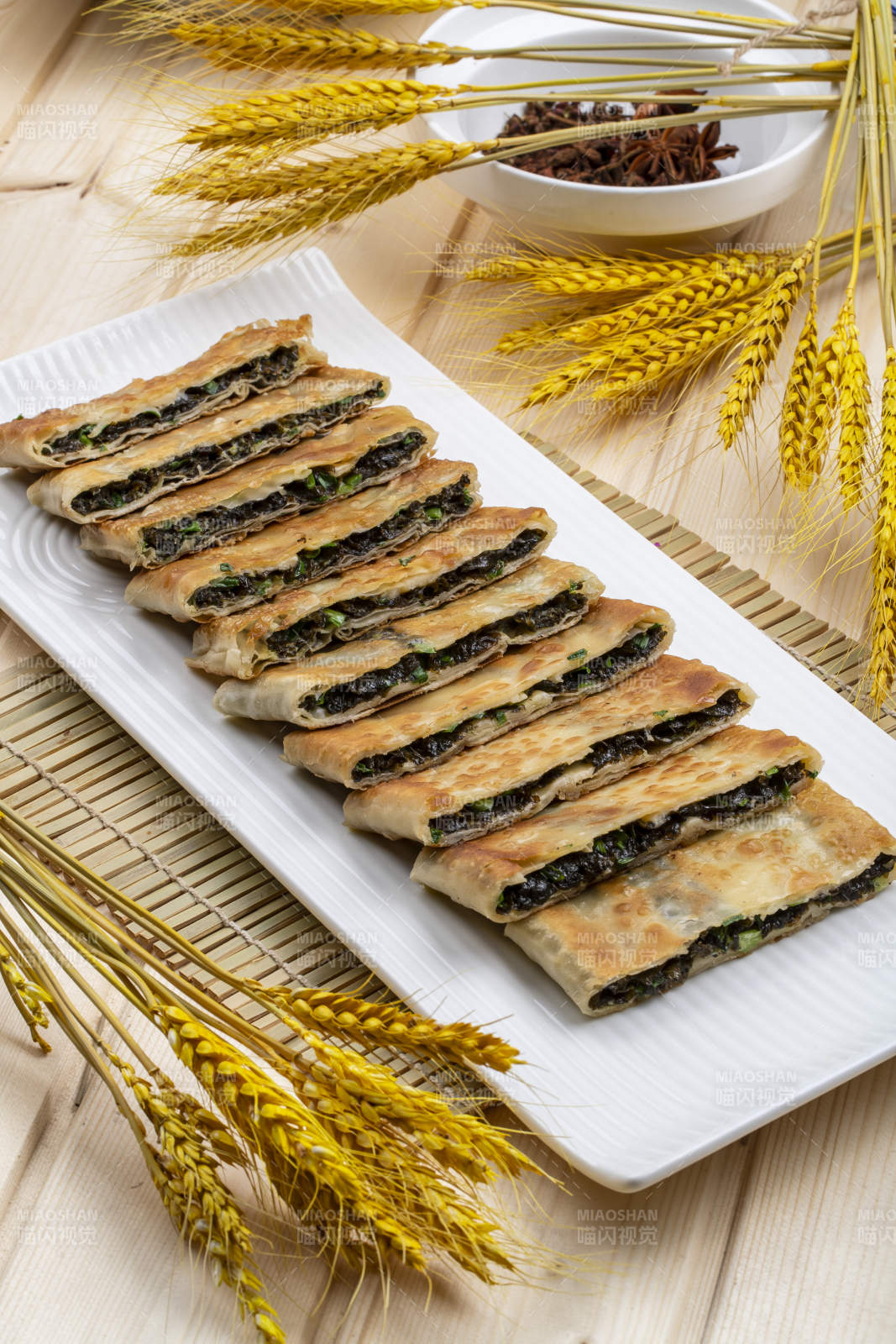 白瓷盘装的地皮菜鸡蛋素盒子