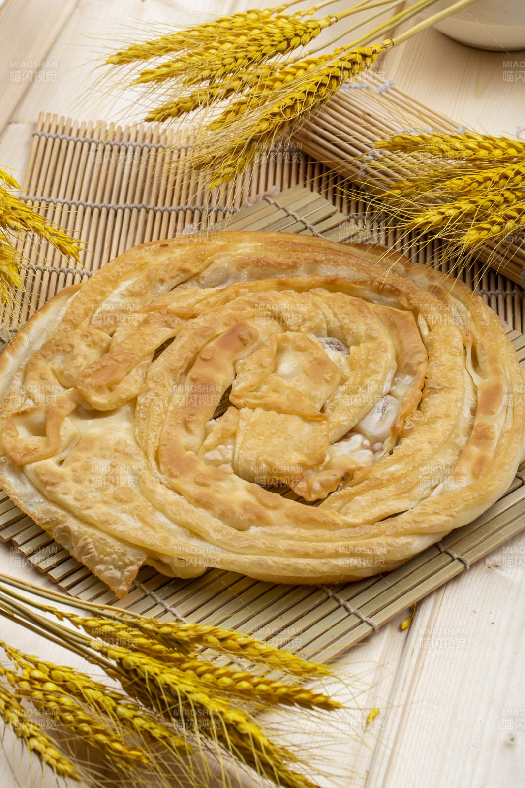 壽司簾上的乾坤手抓餅-攝影圖